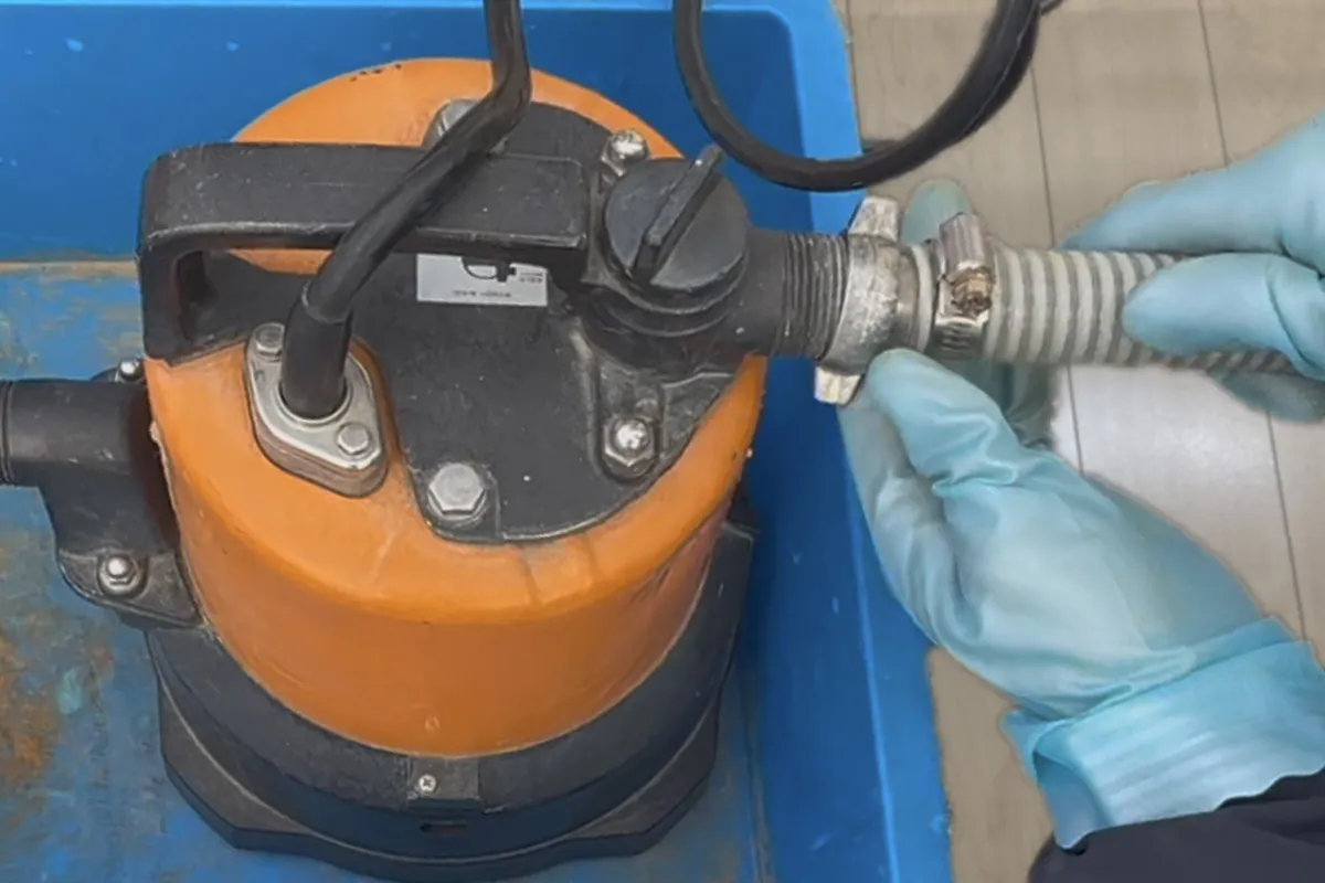 ポンプの吐出口に排水ホースを接続