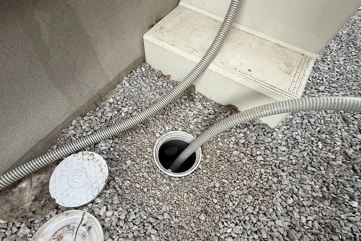 排水ホースを自宅の汚水枡へ伸ばして排水先を確保した様子