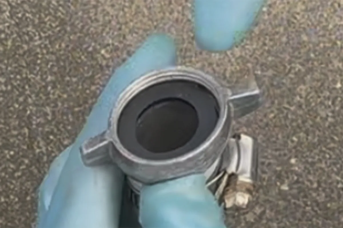 25mmカップ用パッキンをポンプの接続部に入れる作業