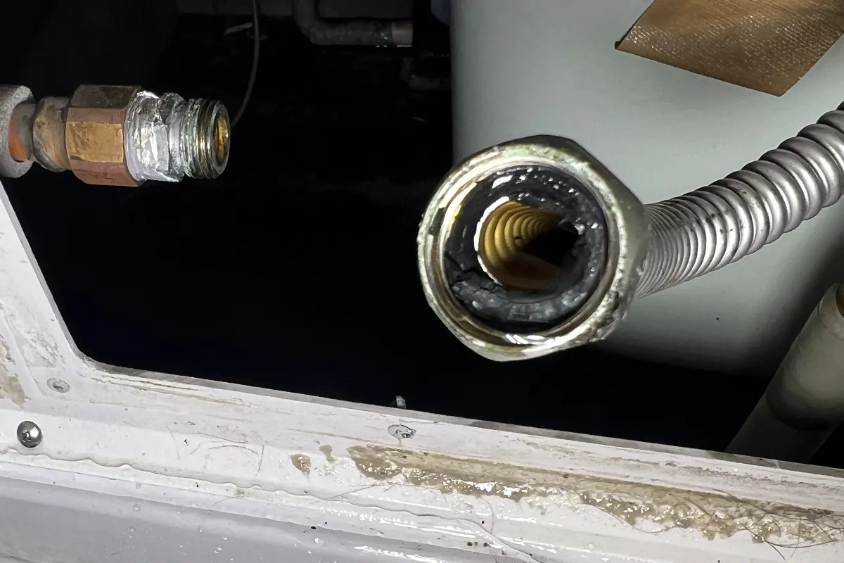 経年劣化で硬化・変形したパッキン