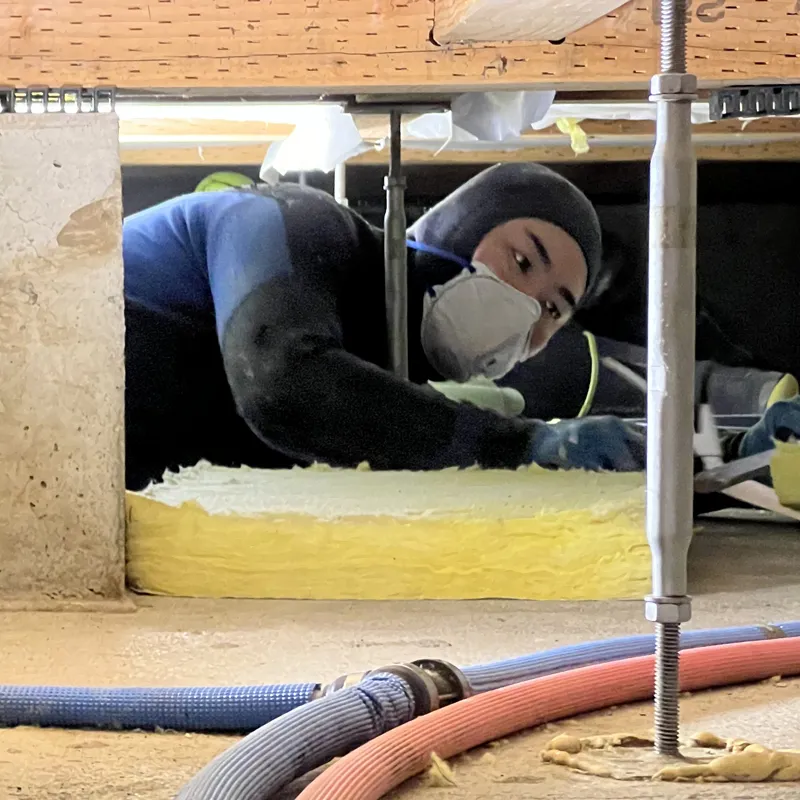 代表取締役 堀江 彬 ― 床下復旧作業中