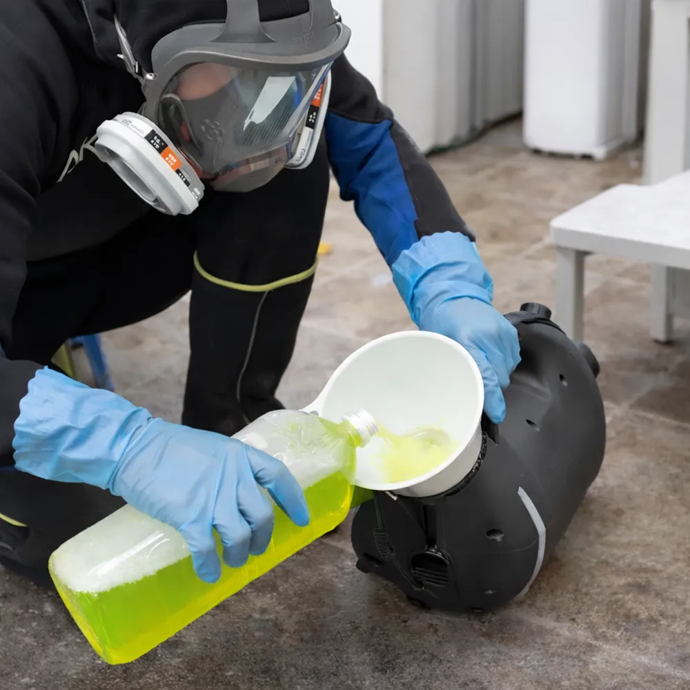 床下の消毒作業で水害専用薬剤を調合する専門スタッフ