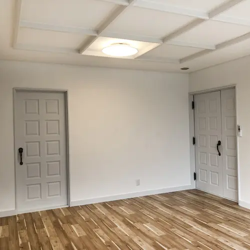 床と壁紙クロスの張り替え及び扉の塗装