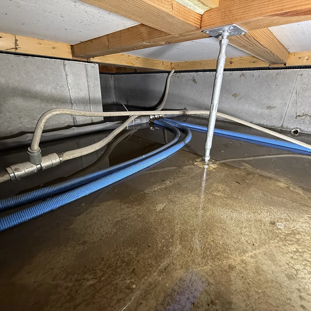 床下全域に泥水が流入した状態