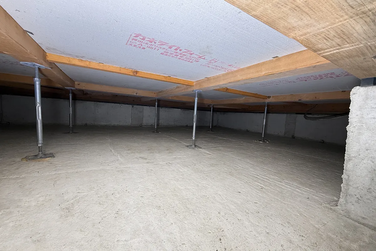 施工後：高圧バイオ洗浄・除湿乾燥・消毒防カビ・オゾン脱臭完了後の清潔な床下環境