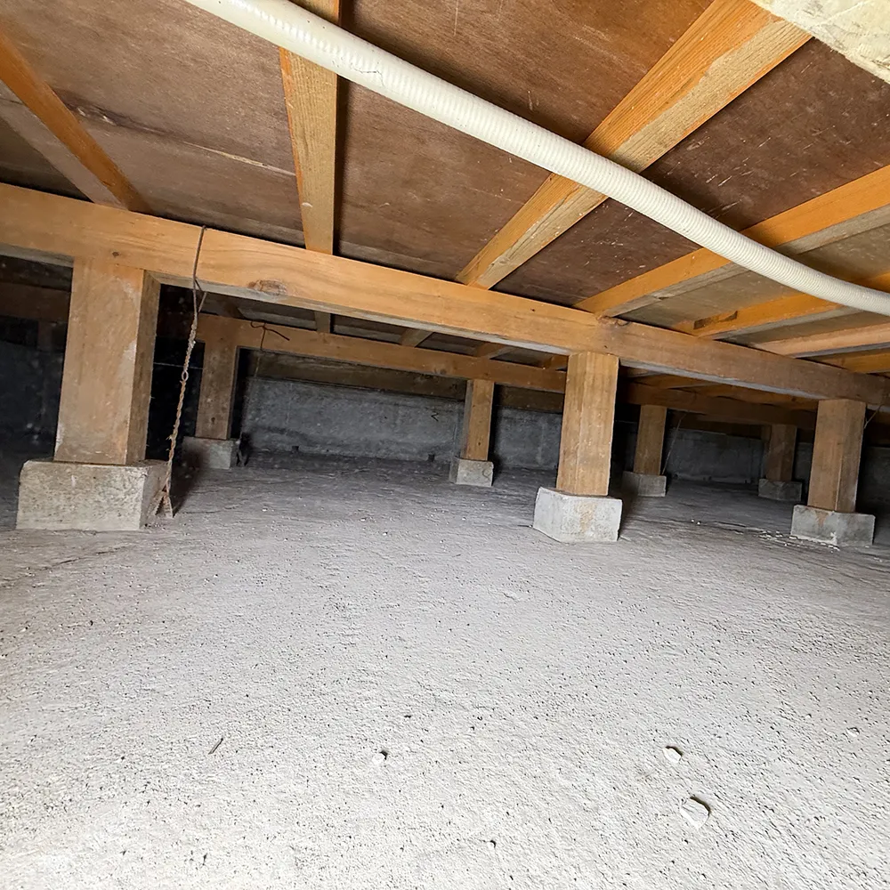 横浜市青葉区の戸建て住宅で給湯銅管のピンホールにより壁内部で漏水が発生し、床下浸水した被害状況