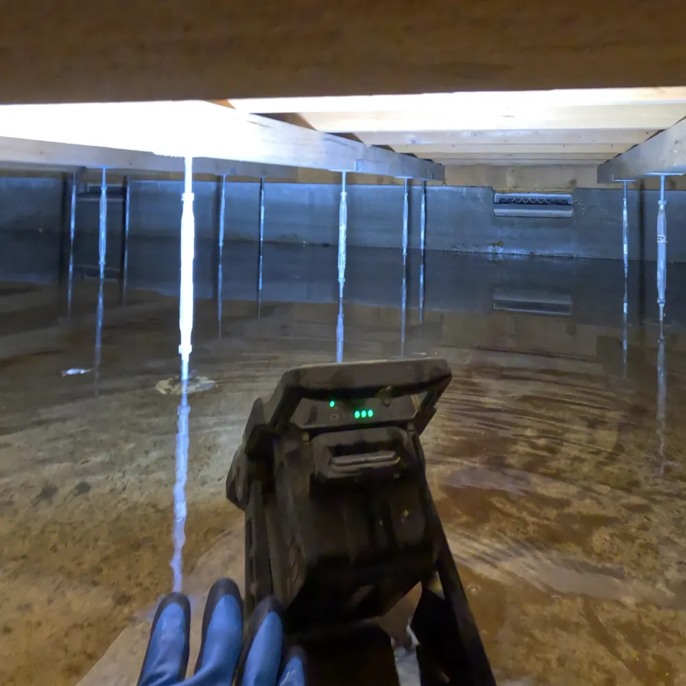 施工前：漏水による床下浸水状況