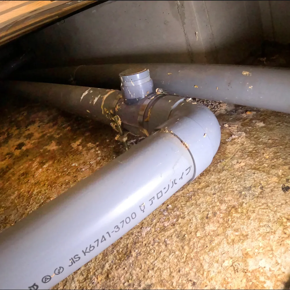 施工前：トイレ配管漏水により排泄汚物が床下に広がっている状況