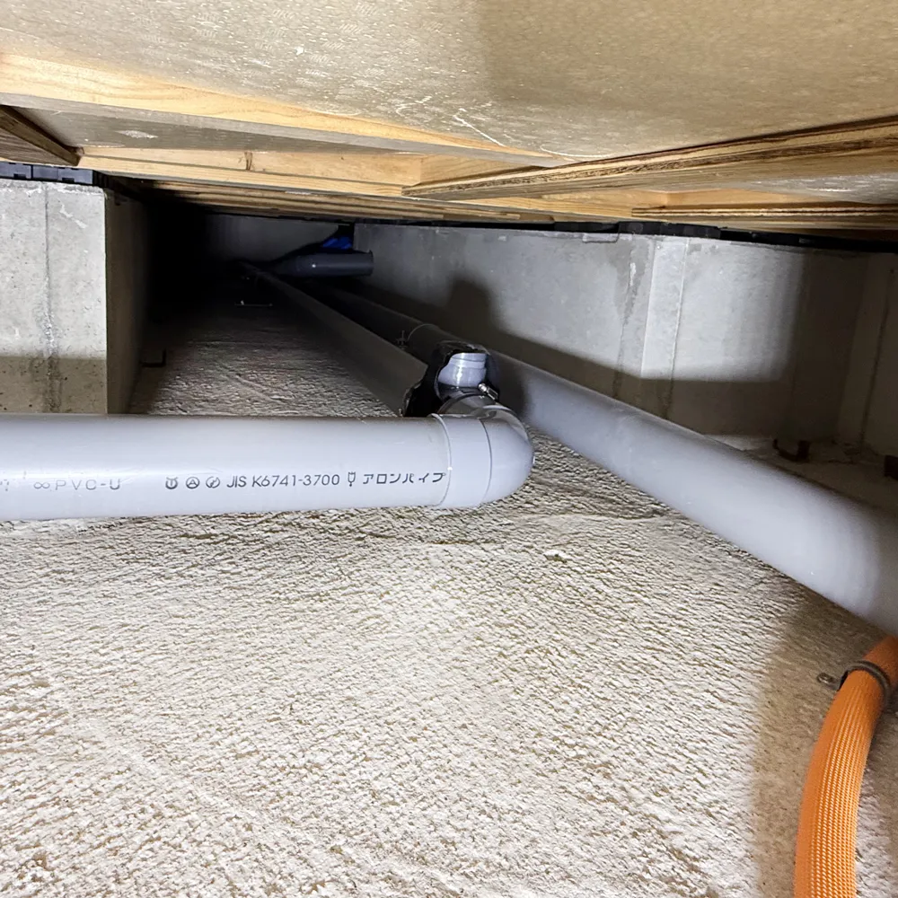 横浜市港北区の戸建て住宅でトイレ配管の清掃口外れによる排泄汚物漏水が発生し、床下の被害状況を確認している様子