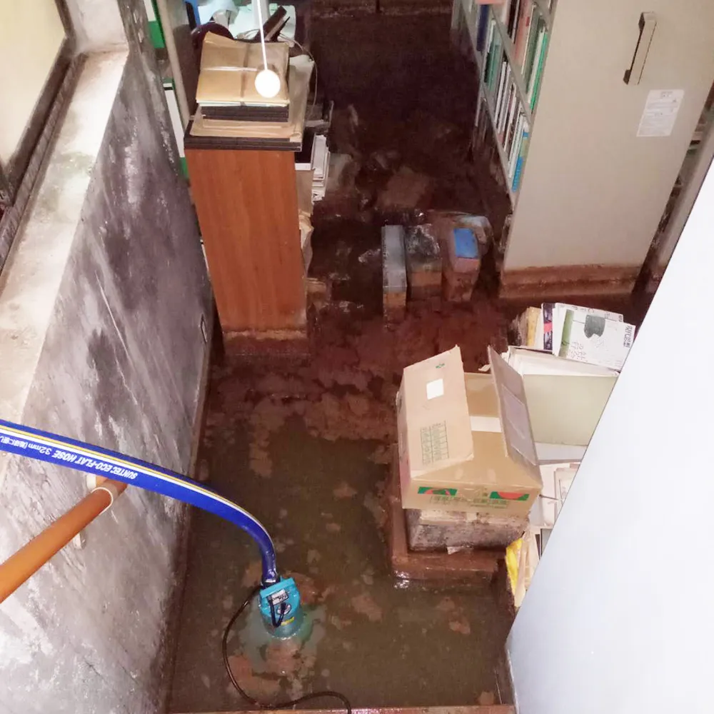 施工前：RC造別荘の地下室に約30cmの汚水が滞留している状態