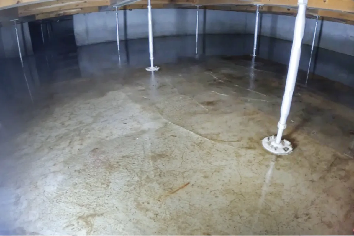 給湯管からの漏水で床下浸水した状態