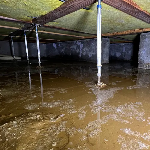 大雨により床下に汚泥が流入した床下浸水の状態